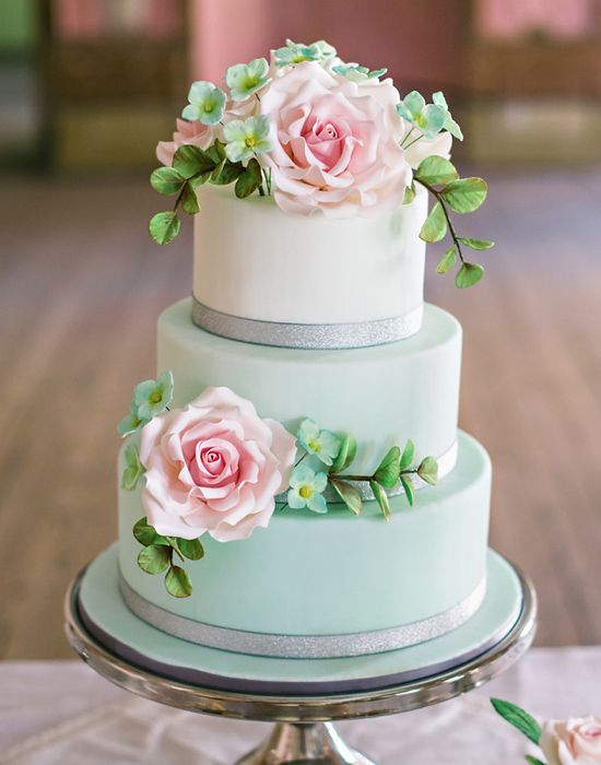 "PINK ROSE"がアクセント♡パステルカラーのwedding cakeをあつめましたにて紹介している画像