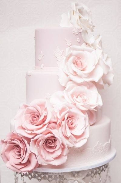"PINK ROSE"がアクセント♡パステルカラーのwedding cakeをあつめましたにて紹介している画像