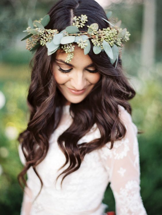 "10 Recommended Leaf Head Accessories for Natural Brides Like a Goddess Wrapped in Leaves ♡"にて紹介している画像