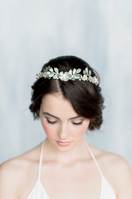 "10 Recommended Leaf Head Accessories for Natural Brides Like a Goddess Wrapped in Leaves ♡"にて紹介している画像