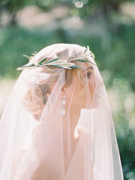 "10 Recommended Leaf Head Accessories for Natural Brides Like a Goddess Wrapped in Leaves ♡"にて紹介している画像