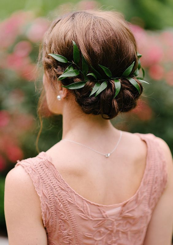 "10 Recommended Leaf Head Accessories for Natural Brides Like a Goddess Wrapped in Leaves ♡"にて紹介している画像