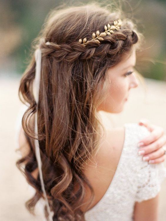 "10 Recommended Leaf Head Accessories for Natural Brides Like a Goddess Wrapped in Leaves ♡"にて紹介している画像