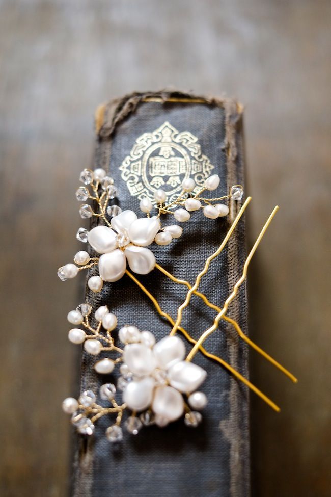 Perfect Hair Accessories for Updos: Sparkling and Adorable Large Combs!にて紹介している画像