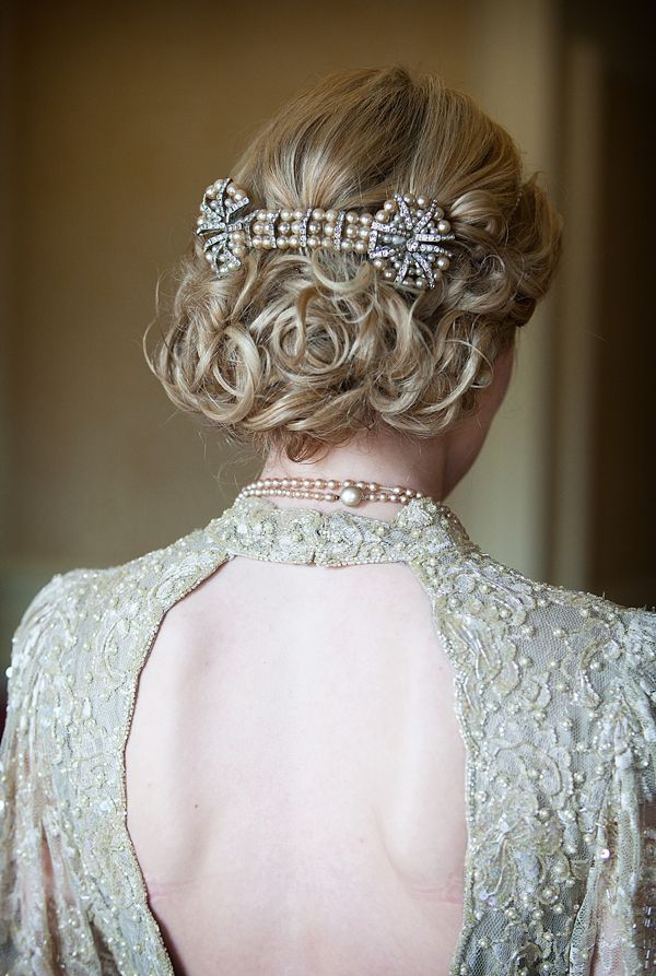 Perfect Hair Accessories for Updos: Sparkling and Adorable Large Combs!にて紹介している画像