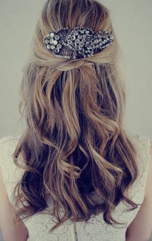 Perfect Hair Accessories for Updos: Sparkling and Adorable Large Combs!にて紹介している画像