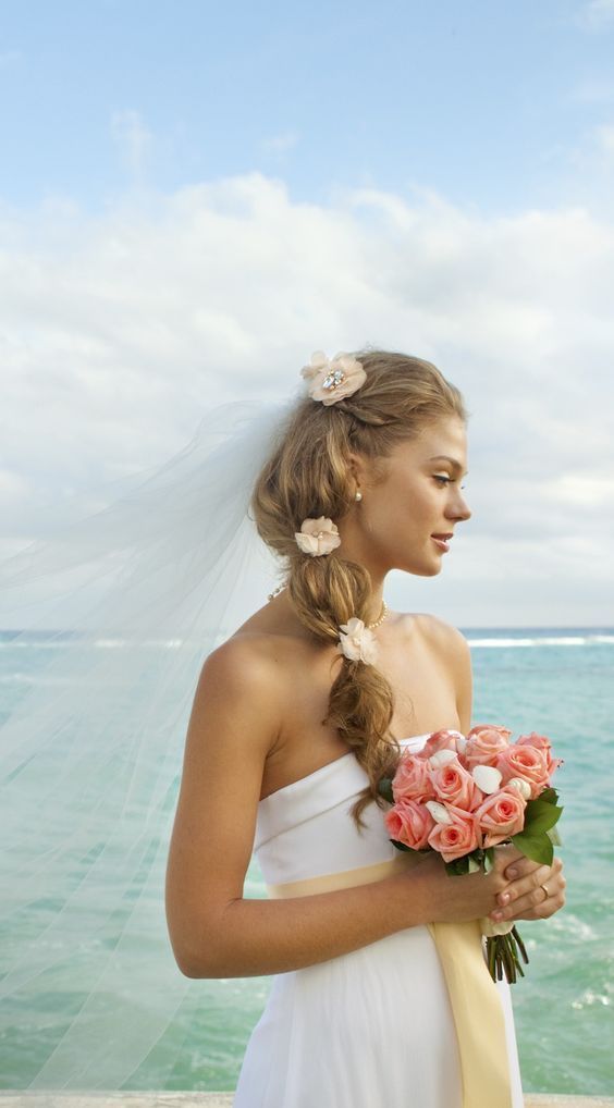 The Stylish Bride's Secret: Recommended Bridal Hair Tips for Different Venues ♡にて紹介している画像