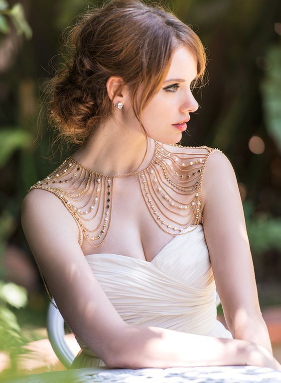 The Stylish Bride's Secret: Recommended Bridal Hair Tips for Different Venues ♡にて紹介している画像