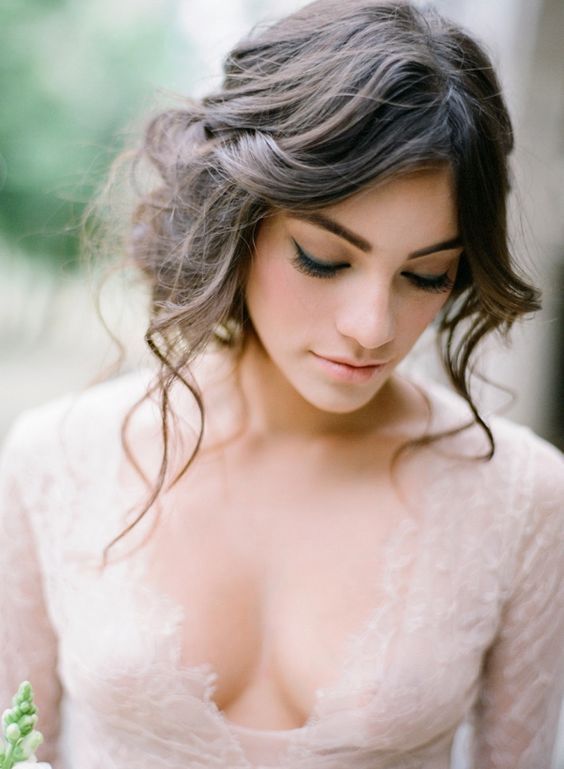 The Stylish Bride's Secret: Recommended Bridal Hair Tips for Different Venues ♡にて紹介している画像