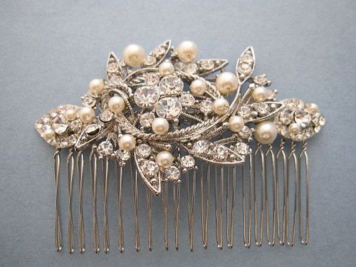 Perfect Hair Accessories for Updos: Sparkling and Adorable Large Combs!にて紹介している画像