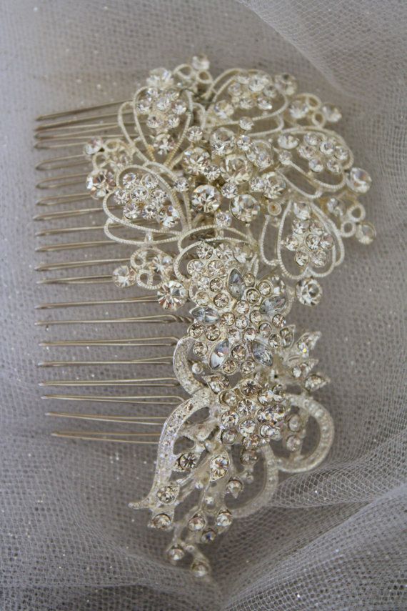 Perfect Hair Accessories for Updos: Sparkling and Adorable Large Combs!にて紹介している画像