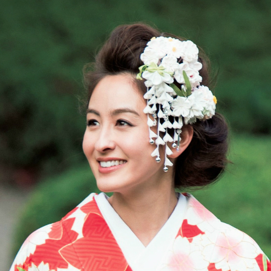 "Perfectly Suited for Traditional Attire: Trending Hairstyles to Highlight Your Elegant 'Wako Wedding' Makeover!"にて紹介している画像
