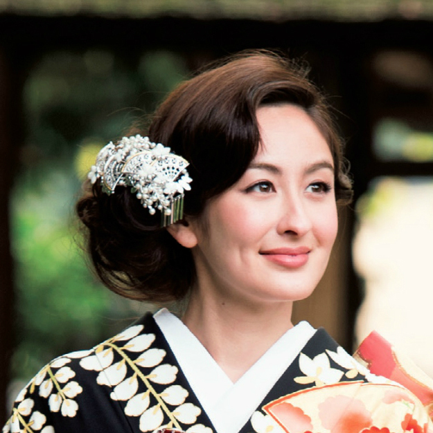 "Perfectly Suited for Traditional Attire: Trending Hairstyles to Highlight Your Elegant 'Wako Wedding' Makeover!"にて紹介している画像