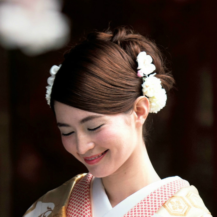 "Perfectly Suited for Traditional Attire: Trending Hairstyles to Highlight Your Elegant 'Wako Wedding' Makeover!"にて紹介している画像
