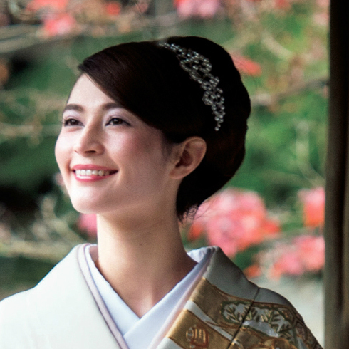 "Perfectly Suited for Traditional Attire: Trending Hairstyles to Highlight Your Elegant 'Wako Wedding' Makeover!"にて紹介している画像