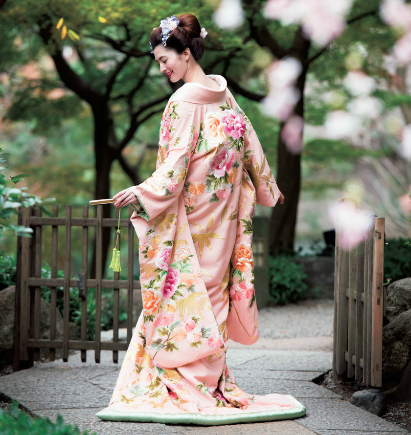 "Perfectly Suited for Traditional Attire: Trending Hairstyles to Highlight Your Elegant 'Wako Wedding' Makeover!"にて紹介している画像