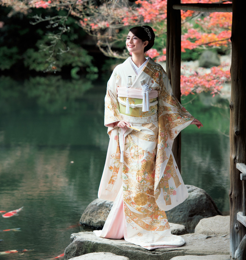 "Perfectly Suited for Traditional Attire: Trending Hairstyles to Highlight Your Elegant 'Wako Wedding' Makeover!"にて紹介している画像