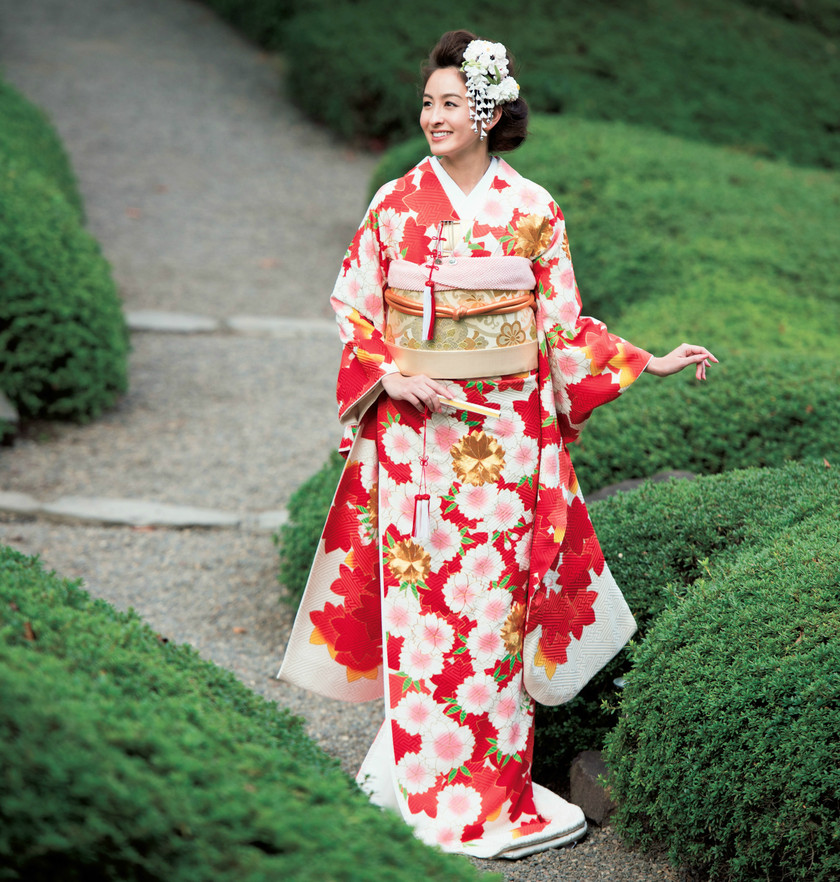 "Perfectly Suited for Traditional Attire: Trending Hairstyles to Highlight Your Elegant 'Wako Wedding' Makeover!"にて紹介している画像