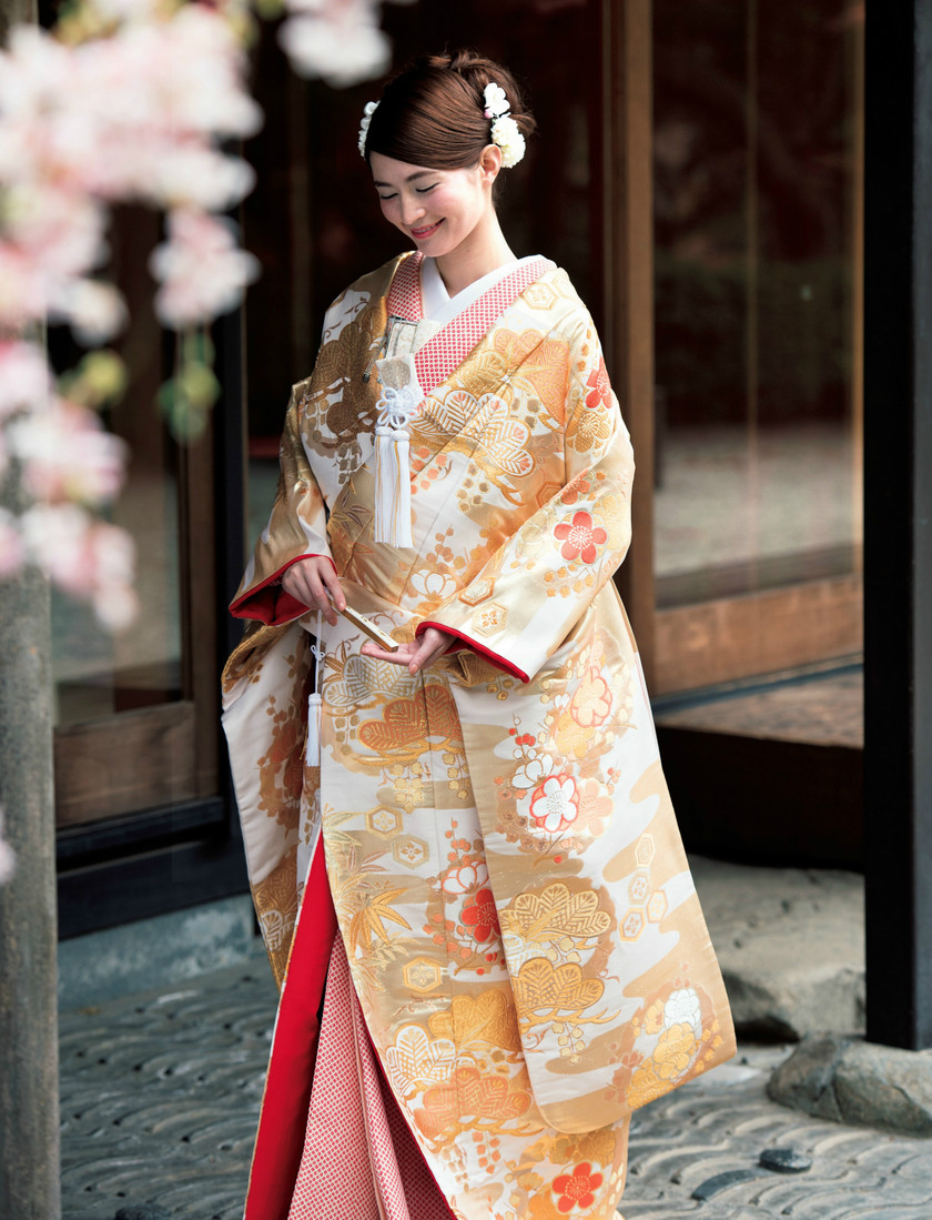 "Perfectly Suited for Traditional Attire: Trending Hairstyles to Highlight Your Elegant 'Wako Wedding' Makeover!"にて紹介している画像