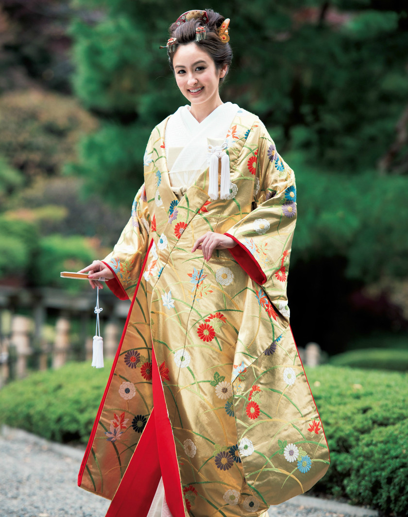 "Perfectly Suited for Traditional Attire: Trending Hairstyles to Highlight Your Elegant 'Wako Wedding' Makeover!"にて紹介している画像