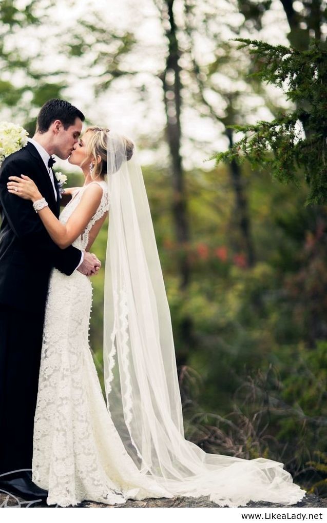 Eternal Love Symbol: A Collection of Breathtaking Images of Long Veilsにて紹介している画像