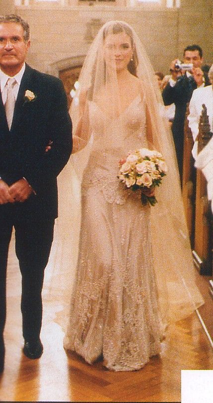 Eternal Love Symbol: A Collection of Breathtaking Images of Long Veilsにて紹介している画像