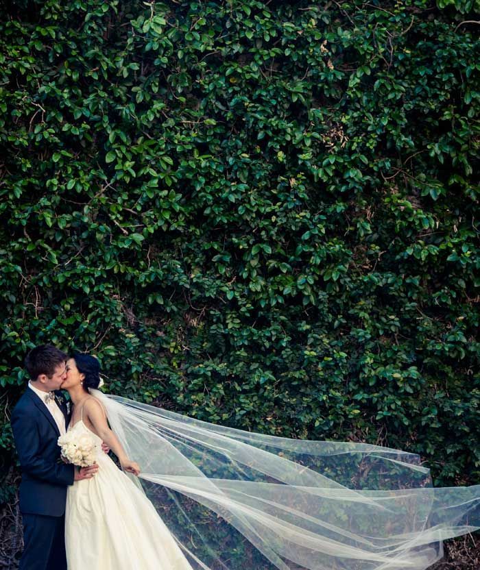 Eternal Love Symbol: A Collection of Breathtaking Images of Long Veilsにて紹介している画像