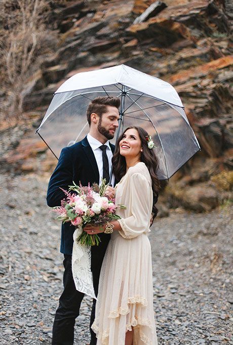 "Beautiful Wedding Photos Even in the Rain! 9 Stunning Shots to Capture When It Rains"にて紹介している画像