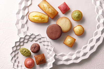 Delicious Treats from the Department Store Basement: Henri Charpentier's Adorable Sweets for Perfect Little Gifts and Favors!にて紹介している画像