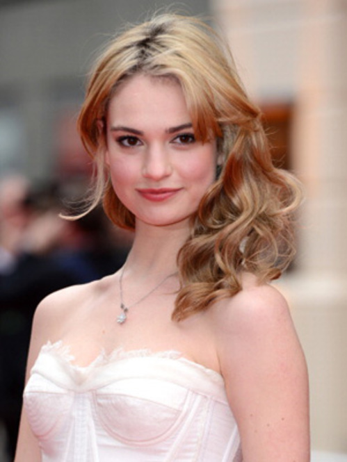 "Can You Really Buy the Forever Dream of Every Girl – the Glass Slippers – for Just 6,980 Yen?"にて紹介している画像