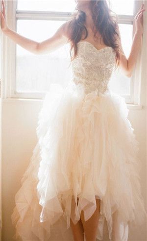 前はショート、後ろはロング♡アシンメトリーな“はためかせ風”ドレスはいかが？にて紹介している画像