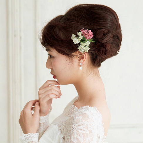"5 Chic Noble Hair Arrangements Taught by Popular Hair and Makeup Artist Michi Shimizu, Who Also Works with Real Brides"にて紹介している画像