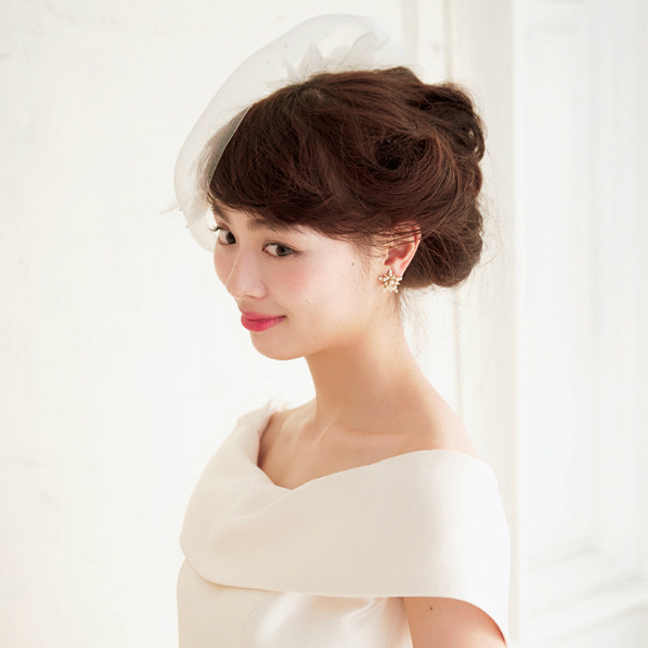 "5 Chic Noble Hair Arrangements Taught by Popular Hair and Makeup Artist Michi Shimizu, Who Also Works with Real Brides"にて紹介している画像