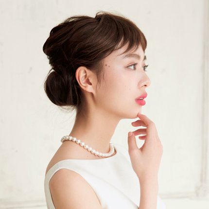 "5 Chic Noble Hair Arrangements Taught by Popular Hair and Makeup Artist Michi Shimizu, Who Also Works with Real Brides"にて紹介している画像