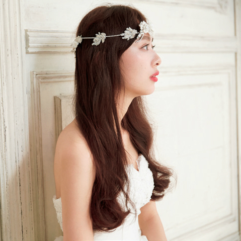 "5 Chic Noble Hair Arrangements Taught by Popular Hair and Makeup Artist Michi Shimizu, Who Also Works with Real Brides"にて紹介している画像