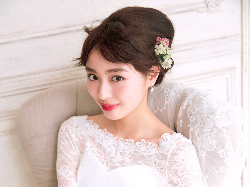 "5 Chic Noble Hair Arrangements Taught by Popular Hair and Makeup Artist Michi Shimizu, Who Also Works with Real Brides"にて紹介している画像