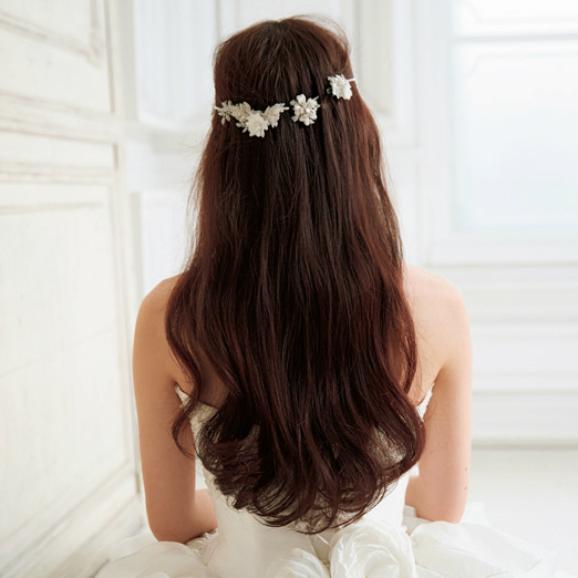 "5 Chic Noble Hair Arrangements Taught by Popular Hair and Makeup Artist Michi Shimizu, Who Also Works with Real Brides"にて紹介している画像