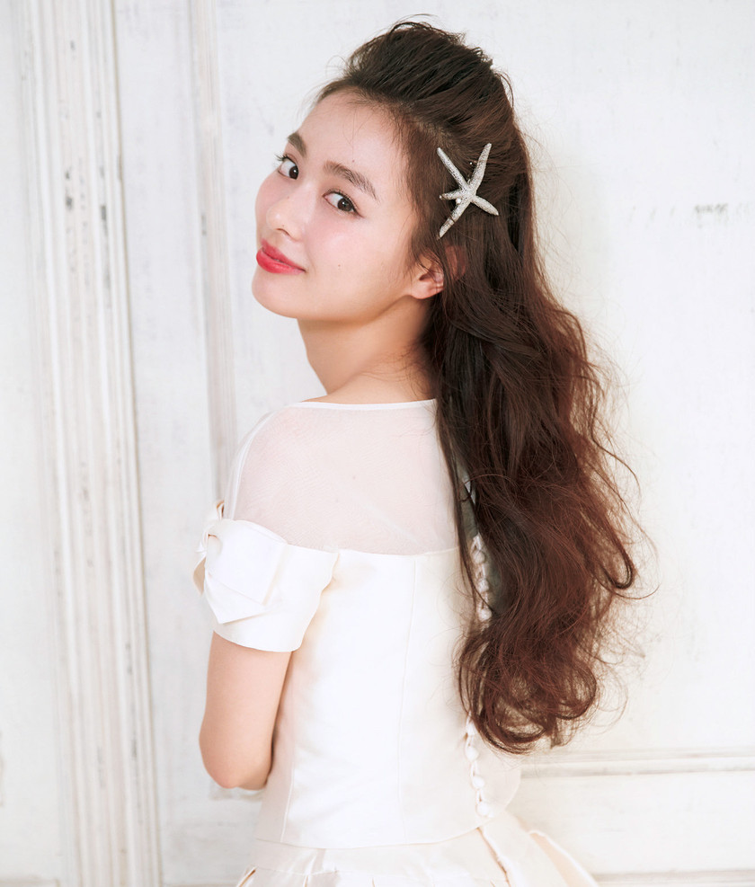 "5 Chic Noble Hair Arrangements Taught by Popular Hair and Makeup Artist Michi Shimizu, Who Also Works with Real Brides"にて紹介している画像