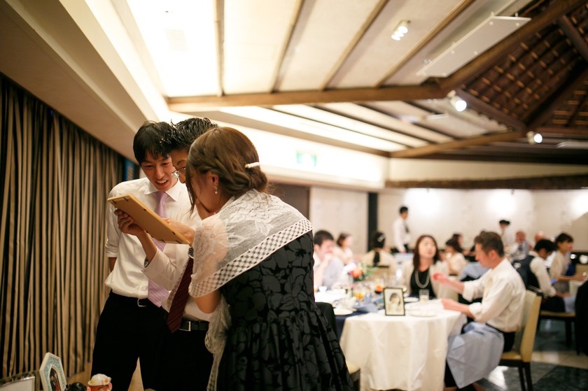 Understanding Guests: What Are They Doing While the Newlyweds Are Away?にて紹介している画像