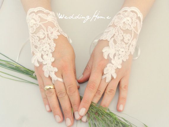 Bracelet-Inspired ♡ Elegant and Delicate Lace Fingerless Gloves Are Adorable ♡にて紹介している画像