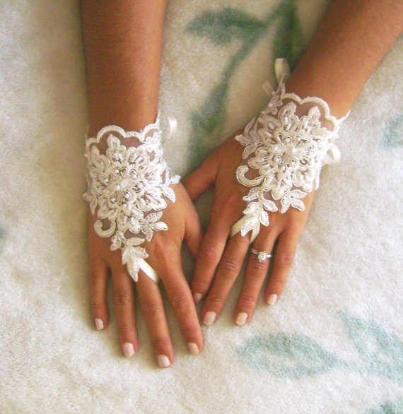 Bracelet-Inspired ♡ Elegant and Delicate Lace Fingerless Gloves Are Adorable ♡にて紹介している画像