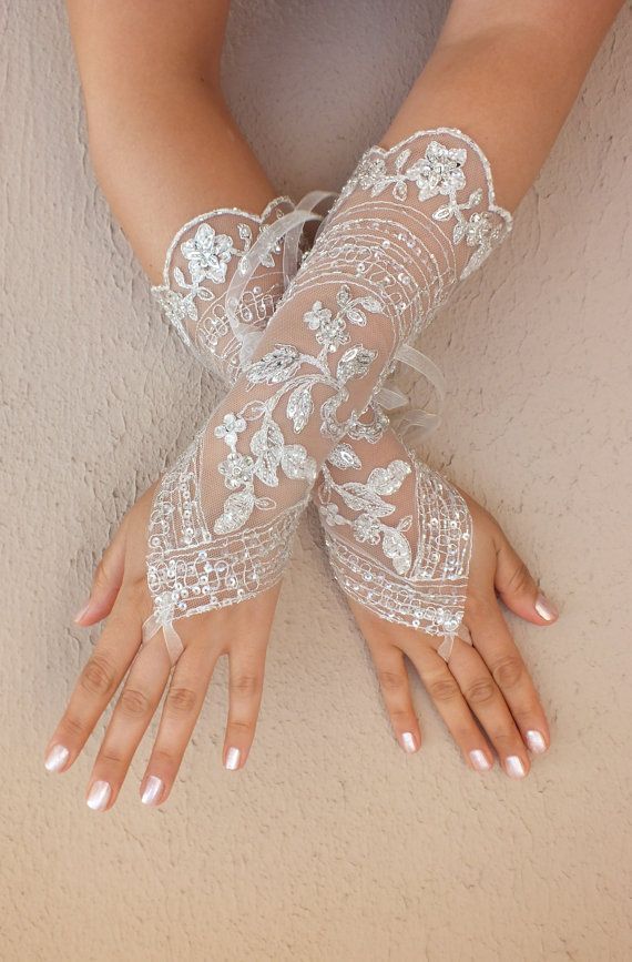 Bracelet-Inspired ♡ Elegant and Delicate Lace Fingerless Gloves Are Adorable ♡にて紹介している画像