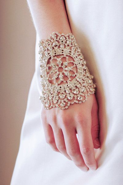 Bracelet-Inspired ♡ Elegant and Delicate Lace Fingerless Gloves Are Adorable ♡にて紹介している画像