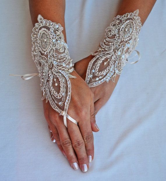 Bracelet-Inspired ♡ Elegant and Delicate Lace Fingerless Gloves Are Adorable ♡にて紹介している画像