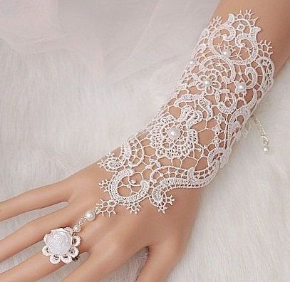 Bracelet-Inspired ♡ Elegant and Delicate Lace Fingerless Gloves Are Adorable ♡にて紹介している画像