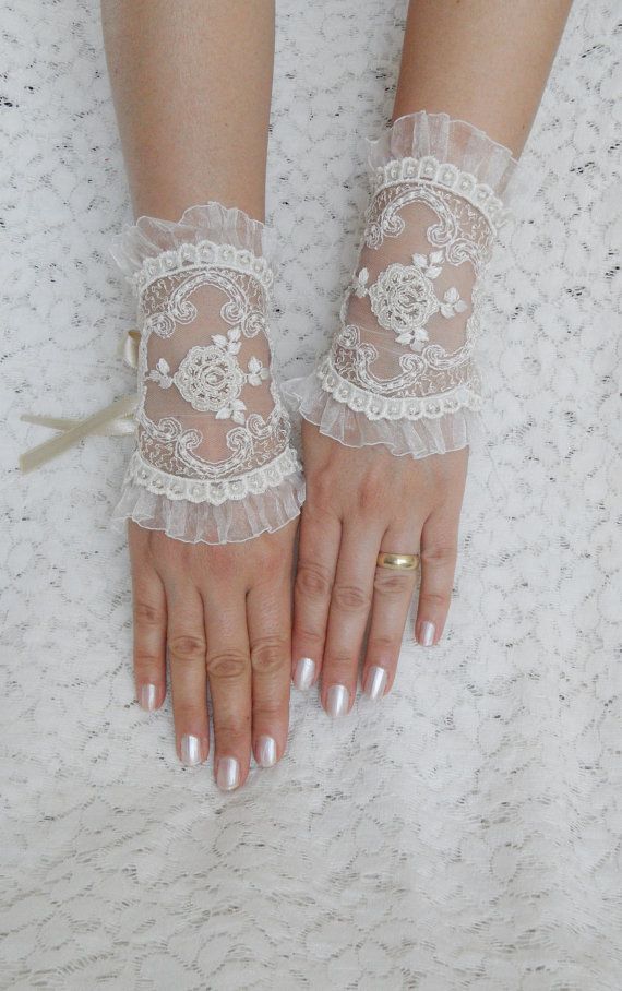 Bracelet-Inspired ♡ Elegant and Delicate Lace Fingerless Gloves Are Adorable ♡にて紹介している画像