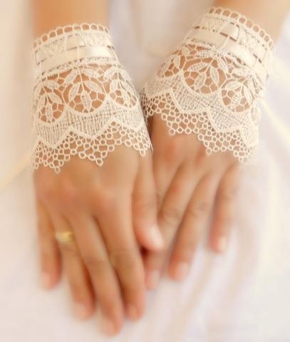 Bracelet-Inspired ♡ Elegant and Delicate Lace Fingerless Gloves Are Adorable ♡にて紹介している画像