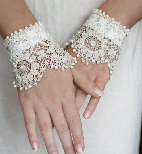 Bracelet-Inspired ♡ Elegant and Delicate Lace Fingerless Gloves Are Adorable ♡にて紹介している画像