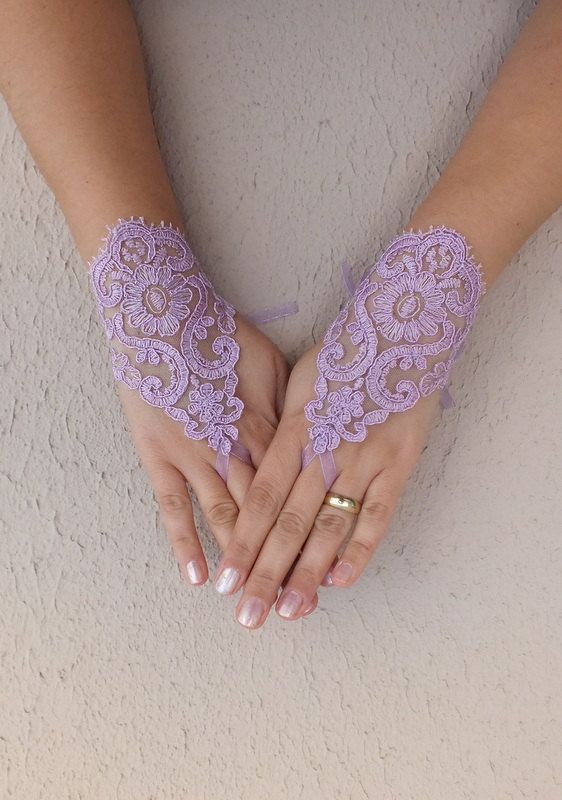 Bracelet-Inspired ♡ Elegant and Delicate Lace Fingerless Gloves Are Adorable ♡にて紹介している画像