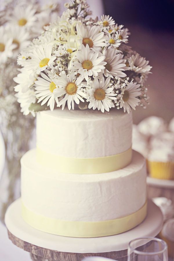 Pure White: A Collection of Snowy White Wedding Cakes ♡にて紹介している画像